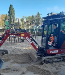 Neuer Sand für den Spielplatz am Steinplatz