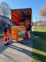 Orangene Parkcontainer in Leipziger Parks