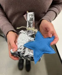 Aus Cornflakes-Tüten Geschenke einpacken