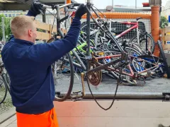 Für eine saubere Stadt: Beseitigung von Schrottfahrrädern
