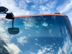 Abfallsammelfahrzeuge mit Steinen beworfen