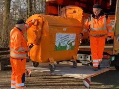 Sauberer Frühlingsstart in Leipzig: Orange Parkcontainer für städtische Grünanlagen