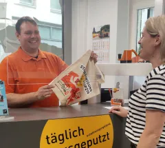 Tausch von Plastebeuteln gegen Stoffbeutel