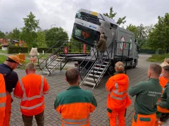 Training im Überschlagsimulator und Gurtschlitten