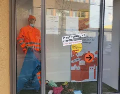 Schaufenster informiert zum Leipziger Frühjahrsputz