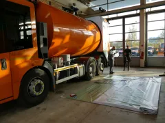 Michi ist jetzt auch auf einem Drehtrommelfahrzeug präsent