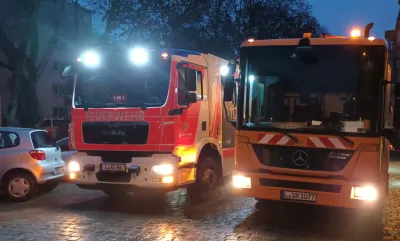 Feuerwehr macht Platz für Müllfahrzeug