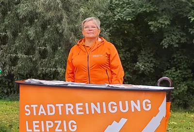 Stadtreinigung Leipzig informiert bei Abfallsammelaktion