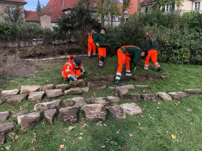 Unsere Azubis sanieren eine historische Mauer auf dem Arminiushof