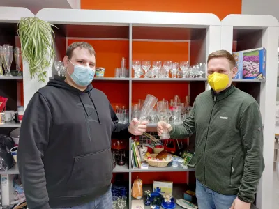 Tauschmarkt mit großem Gläsersortiment