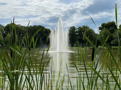 Fontäne in der Anton-Bruckner-Allee wieder in Betrieb
