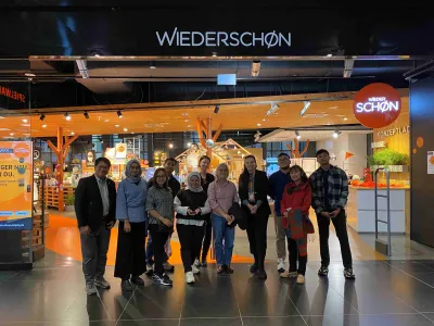 Besuch aus Asien im Konzeptladen Wiederschön