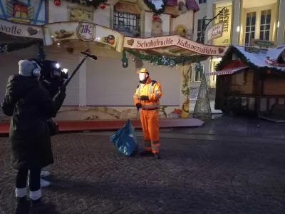 Reporterteam schaut bei Weihnachtsmarktreinigung über die Schulter