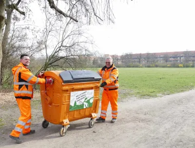 Orange Parkbehälter sorgen für Sauberkeit in den Grünanlagen