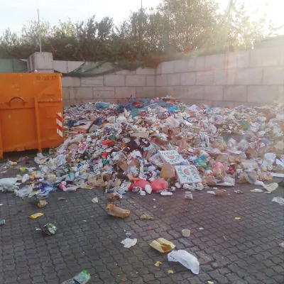 Abfall in öffentlichen Papierkörben