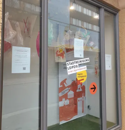 Schaufenster informiert zu Abfallvermeidung