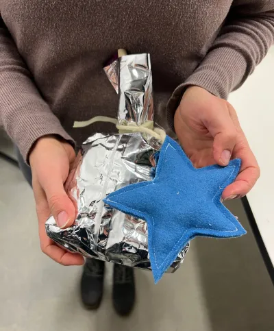 Aus Cornflakes-Tüten Geschenke einpacken