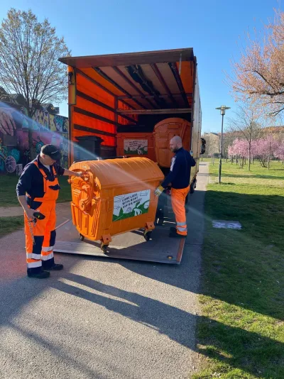 Orangene Parkcontainer in Leipziger Parks