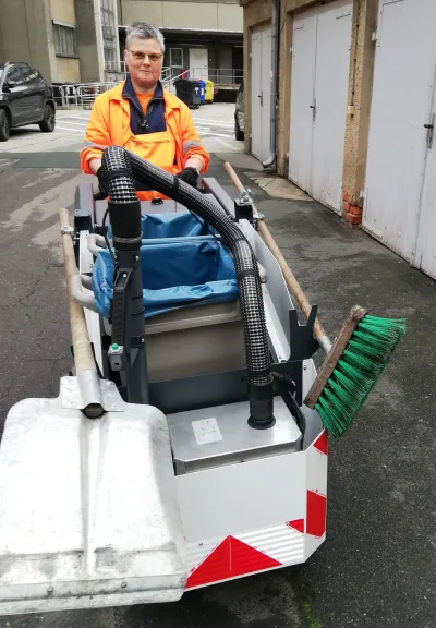 Elektrische Postenkarre erleichtert Reinigung im Zentrum